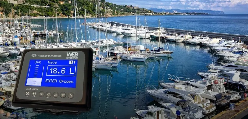 Display do Medidor Ultrassom com uma marina ao fundo